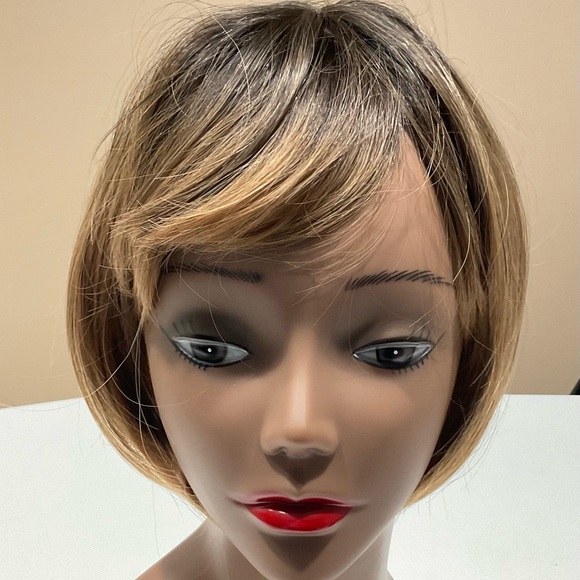?NWT Human Like High- Low Lights Colors Women’s Wig main image 5